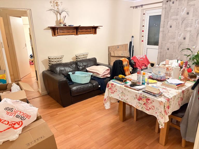 Bungalow 3 Bed 2 Bath Shower Kitchen Separate Sitting Doors Conservatory Garden Drive Near Tube Bus 