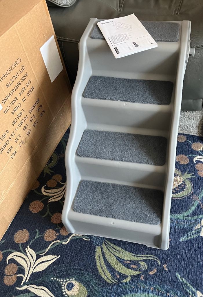 Brand-new inbox, sturdy pet steps that fold flat when not