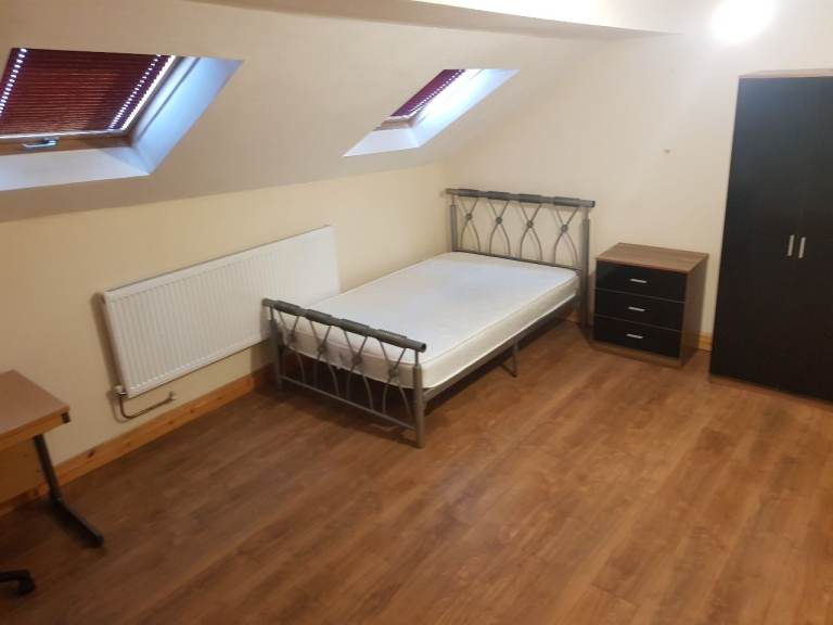 Room in 6 bed houseshare BOLTON (BL3)