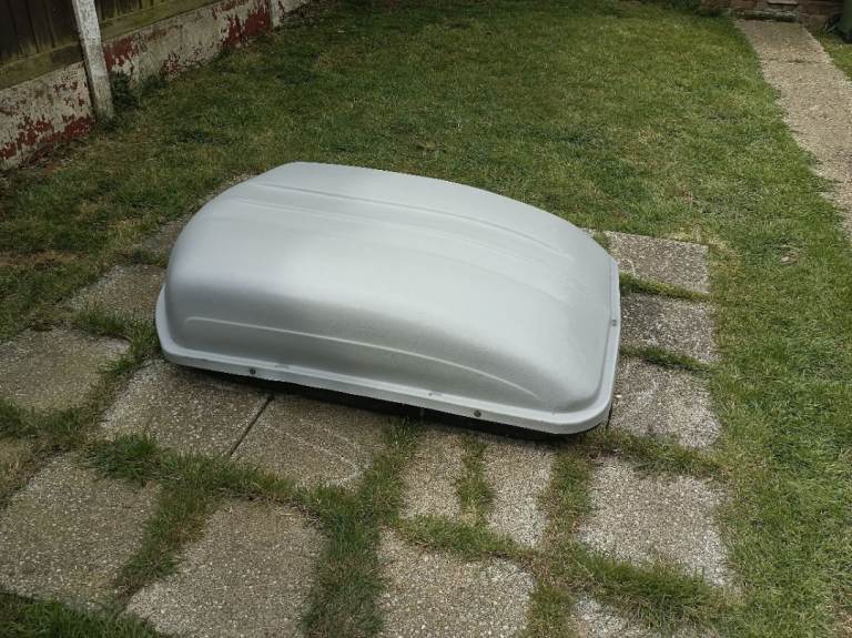 Roof box with mounting kit 