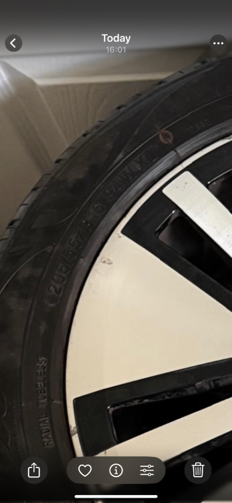 VW Golf Alloy Wheels & Tyres – Excellent Condition