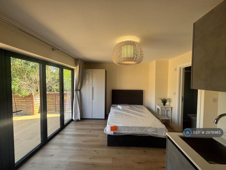 Studio flat in The Curve, London, W12 (#2978985)