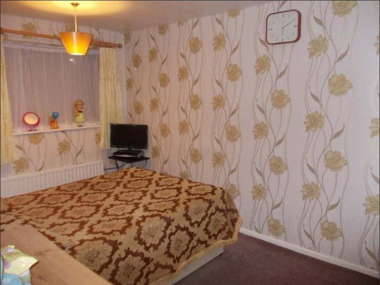Spacious 3-Bed House for Rent – OL12 7HS