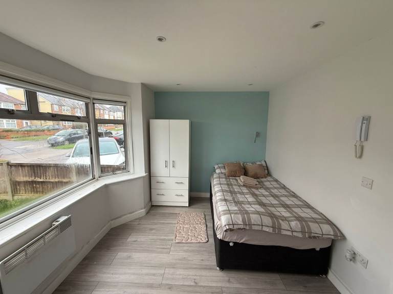 BENEFITS ACCEPTED - Studio Flat Available in Ruislip Hillingdon HA4
