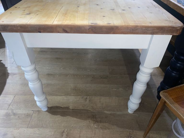 A SOLID BESPOKE PINE 6 SEATER COUNTRY/VICTORIAN STYLE DINING TABLE ,FARROW & BALL OFF WHITE,