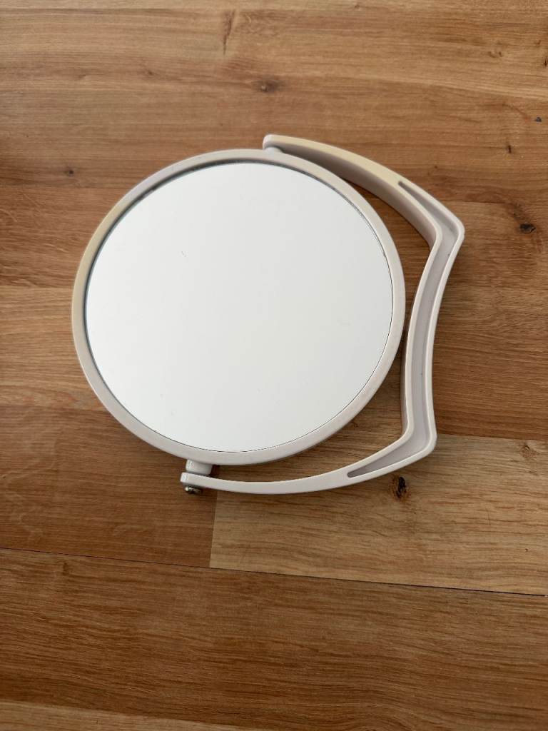 Beauty desk standing make up mirror two sides
