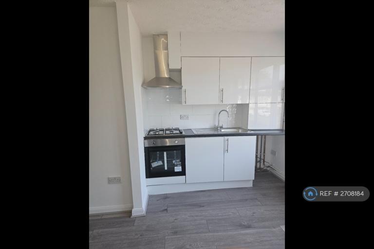 3 bedroom flat in Colman Road, London, E16 (3 bed) (#2708184)