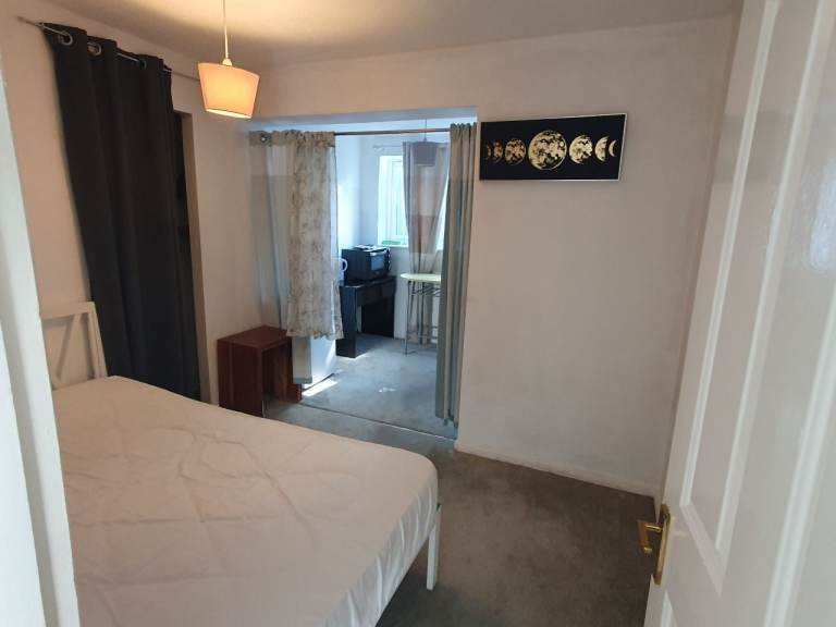 Extra Large En-suite Double Room for Rent 