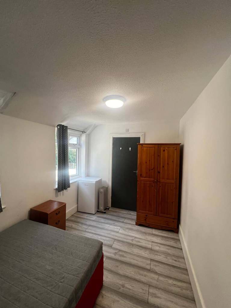 Studio Flat in London , West Drayton UB7 8BY with shared kitchen 