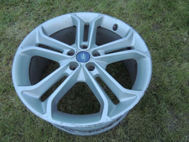 Ford Focus RS ST 19" alloy 5 twin spoke cracked with TPMS