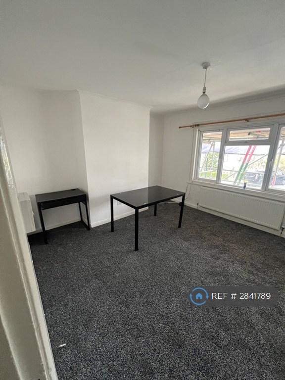 3 bedroom flat in Browning Avenue, London, W7 (3 bed) (#2841789)