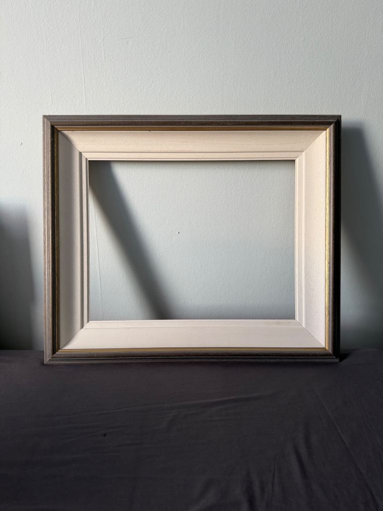 Wooden picture frame for canvas