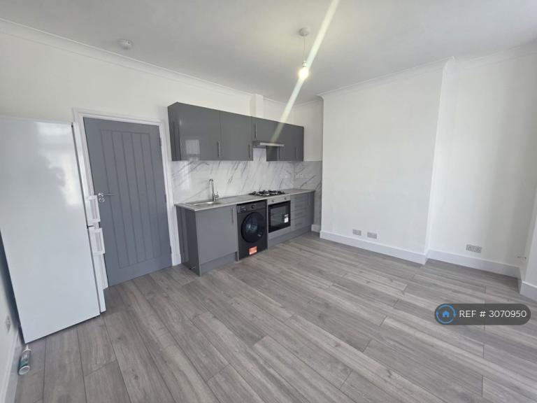 2 bedroom flat in Churchill Road, London, NW2 (2 bed) (#3070950)