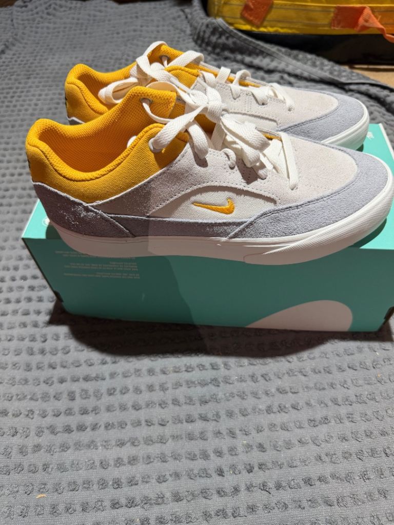 NIKE SB Malor Trainers UK 5.5 (GS) – New, Platinum Tint/University Gold