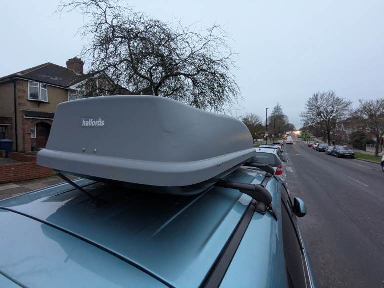 Halfords 420, made by Thule, roof box with universal roof rack bars.