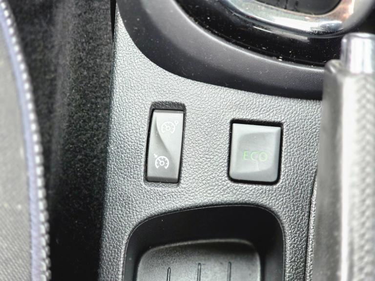 2016 Renault Captur 1.2 TCe ENERGY Dynamique Nav Auto Euro 6 (s/s) 5dr HATCHBACK Petrol Automatic