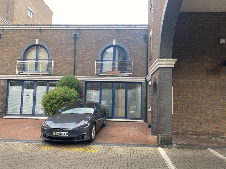 PRIVATE PARKING SPACE WITH EV CHARGER – IDEAL FOR OVERNIGHT CHARGING Battersea SW113UE