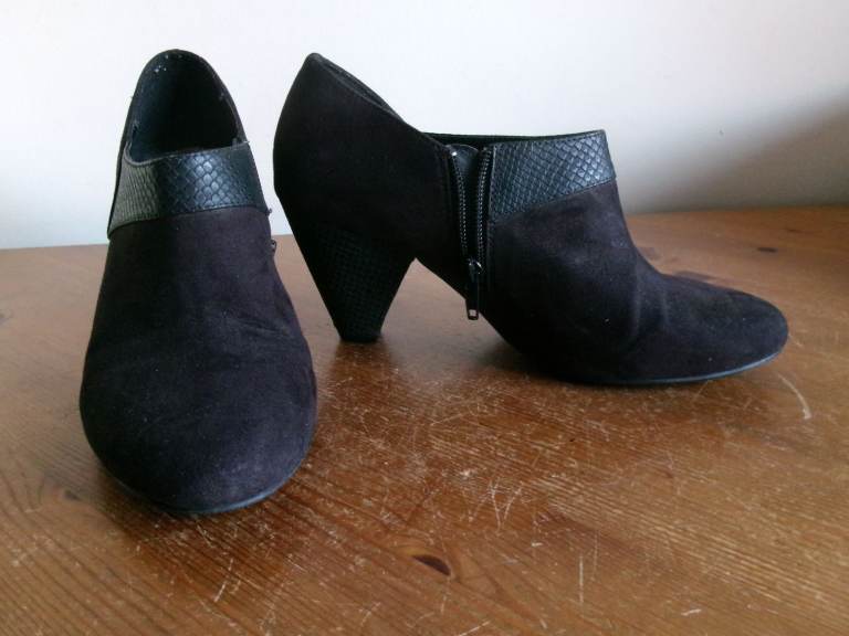 BLACK FAUX SUEDE AND SNAKESKIN SHOE ANKLE BOOTS. SIZE 5