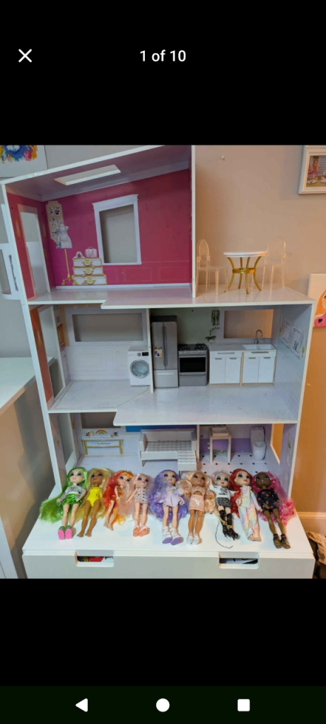 Rainbow High House and 9 dolls. 