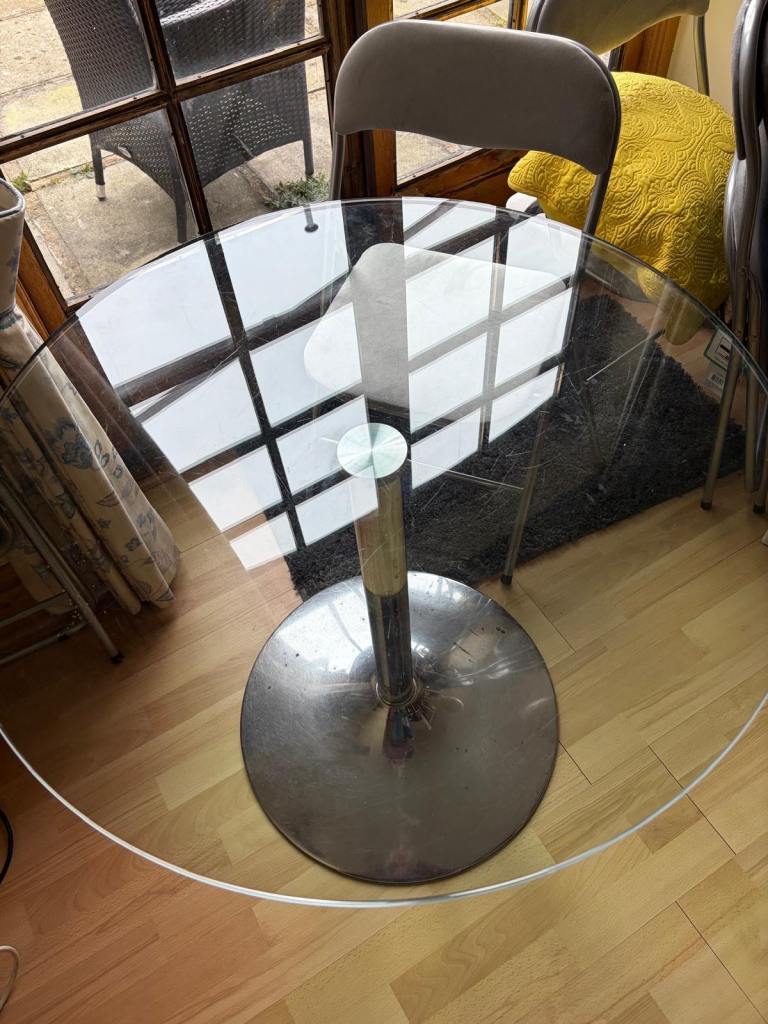 Glass round table 