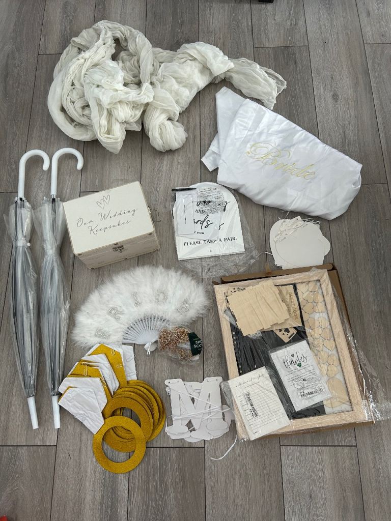 Wedding bundle table advice runners items flip flops umbrellas signs table decorations  bride 