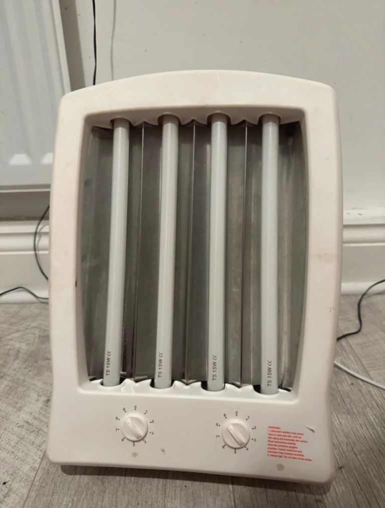 Mini sunbed desktop facial tanning lamp
