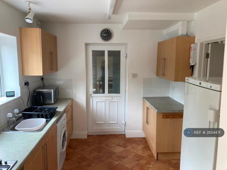 4 bedroom house in Cedar Way, Guildford, GU1 (4 bed) (#2824471)