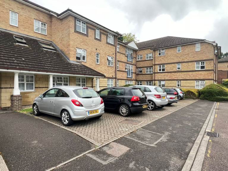 **NEW**Allocated Parking**Free Gym Access**Walking Distance To Town Centre**2 Good Sized Bedrooms**
