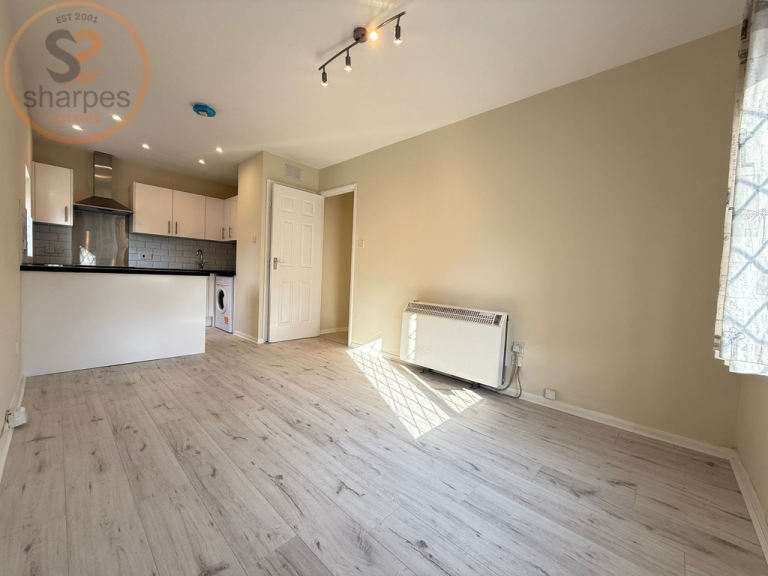 1 bedroom flat in Heathfield Drive, Mitcham, Surrey