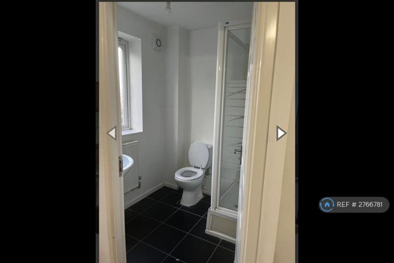 4 bedroom house in Larch Gardens, Wolverhampton, WV14 (4 bed) (#2766781)