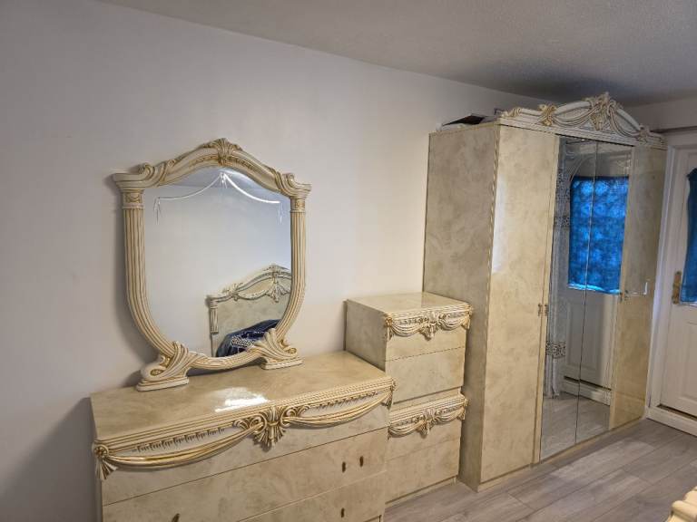 1x Wardobe, 1x Bed, 1x Bed head, 2x Bedside table, 1x Mirror, 1x hairdressing table