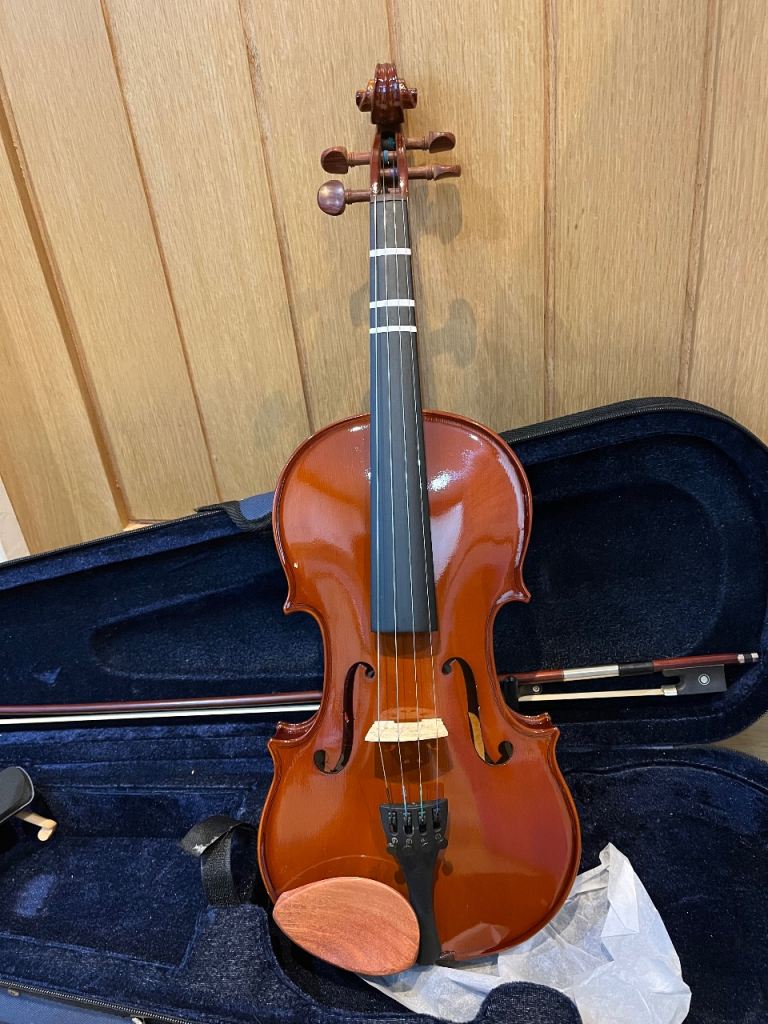 Violin 4/4 with bow and carry case