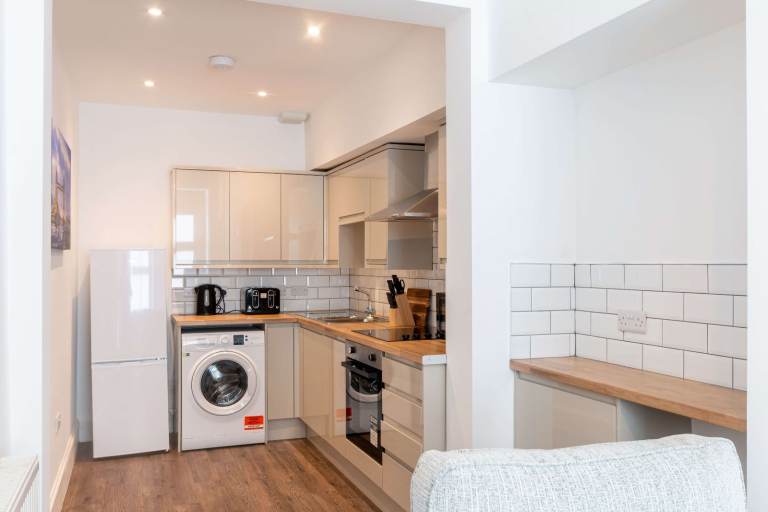 Beautifully presented, 3 bedroom, 4 person, HMO flat in Merchiston – available soon