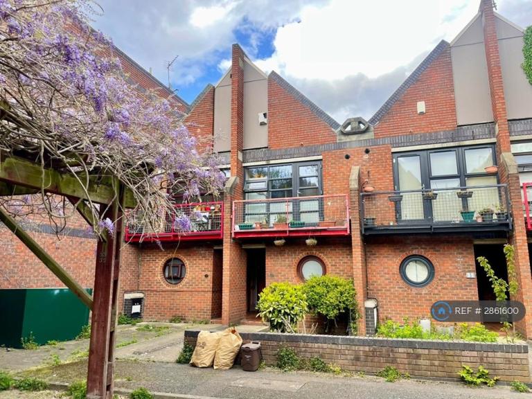 2 bedroom house in Elephant Lane, London, SE16 (2 bed) (#2861600)