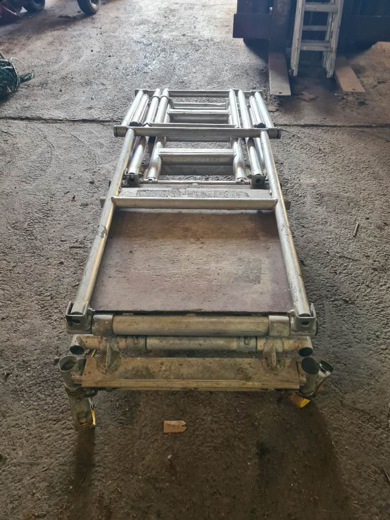 Folding scaffold tower