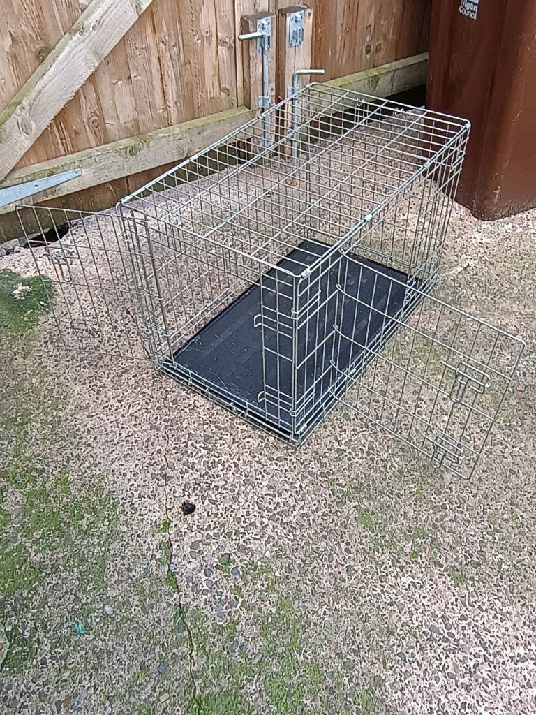 Medium size dog cage with removable bottom tray 