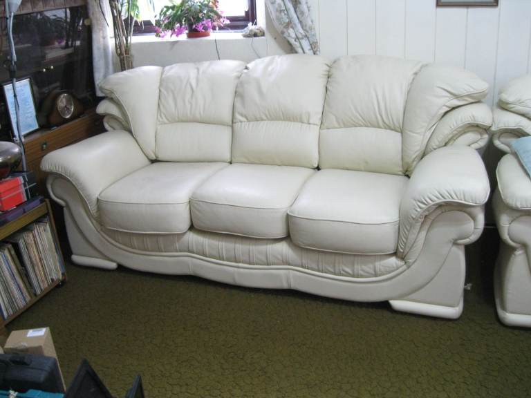 image for CREAM ITALIAN LEATHER 3 SEATER SOFA GUNNISLAKE PL18 9NA