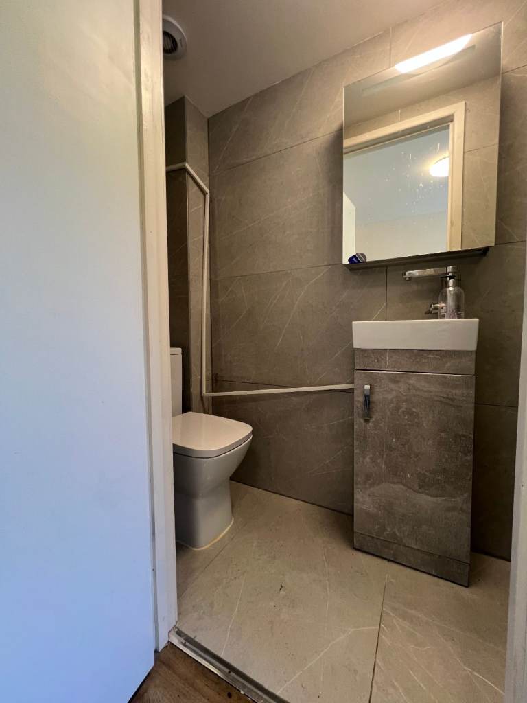 Spacious studio 3, located Bridge Lane, NW 11