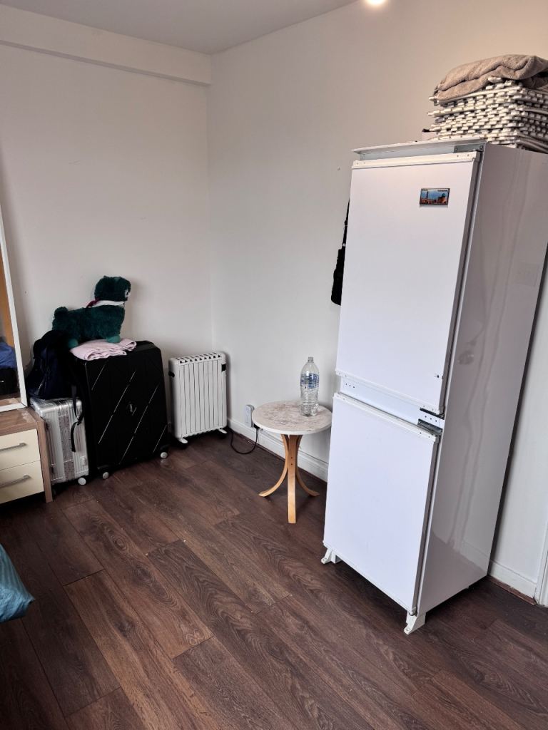Shared Room with 2 Separate Beds – Whitechapel E1 (Available from 17 Dec)