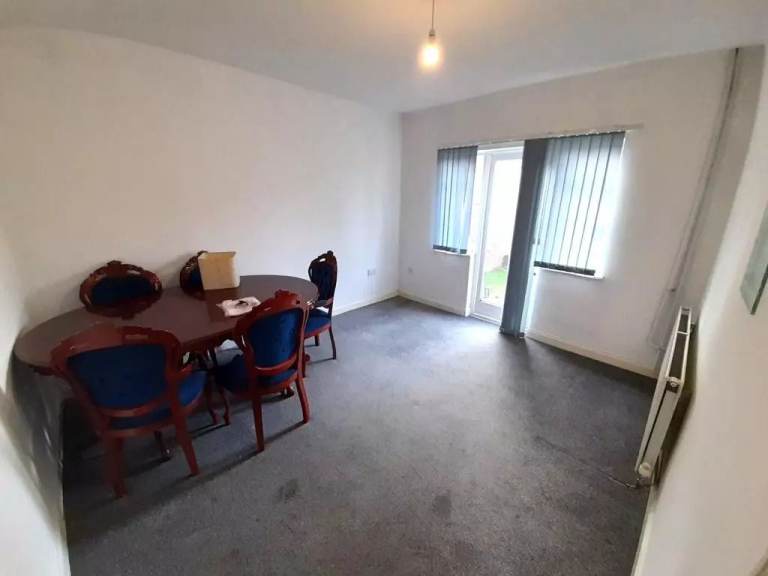 4 Bed Semi-Detached House, Heston Avenue, TW5