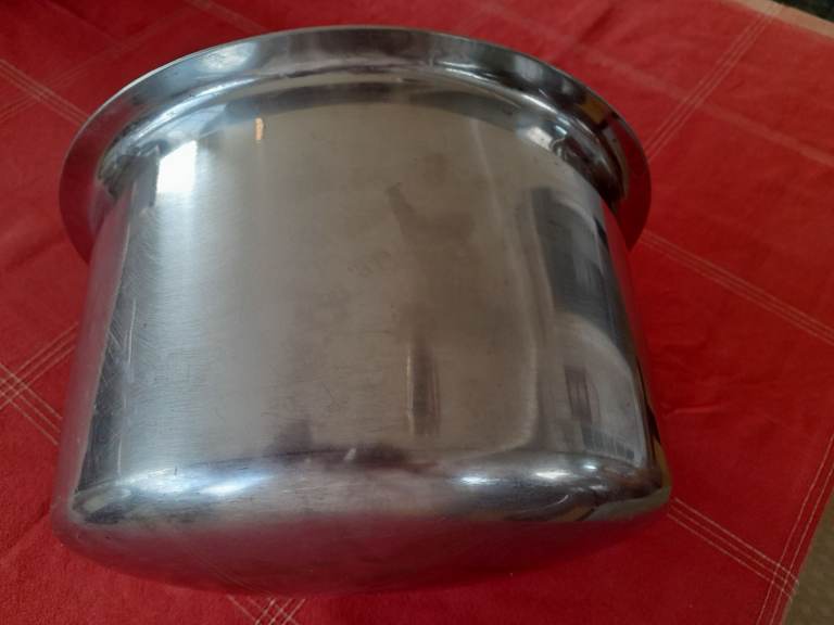 Heavy gauge and heavy-duty stainless steel traditional pot. Good quality