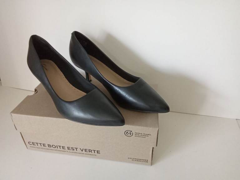 CLARKS Classic Matt black Kitten heels size UK 7 Eu 40 - perfect condition- Worn once!