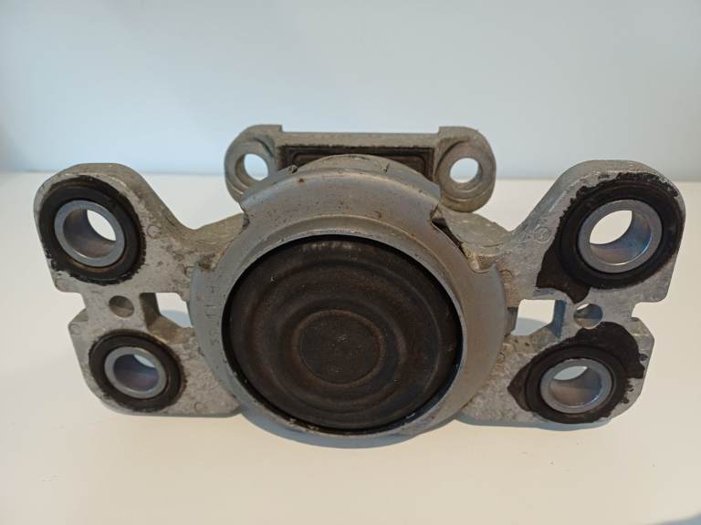 VOLVO XC60 ENGINE MOUNT LEFT PASSENGER SIDE 2.0 DIESEL MK1 31316876