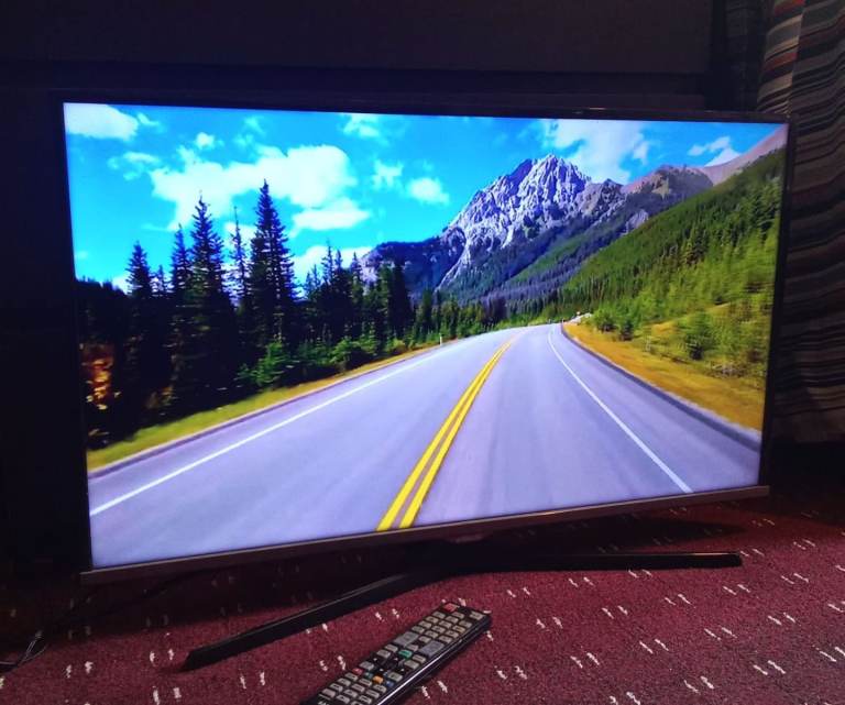 Samsung 32 inch hd slim lightweight Freeview led TV with remote 