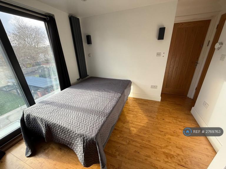 1 bedroom in Westmead, Windsor, SL4 (#2769763)