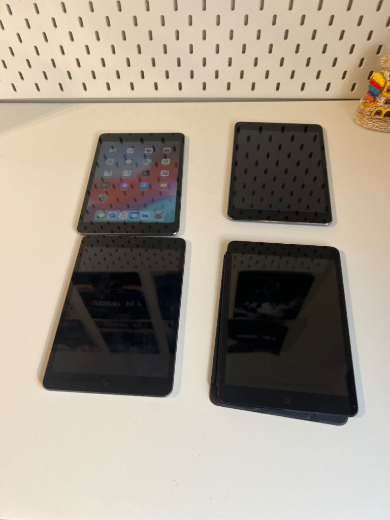 Apple iPad mini 2, 32 GB unlocked WiFi , 40 pound each 