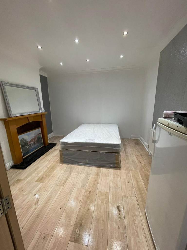 Fully Furnished Rooms Available in House Share. Ideal for UC Applicants 35 years old and over.