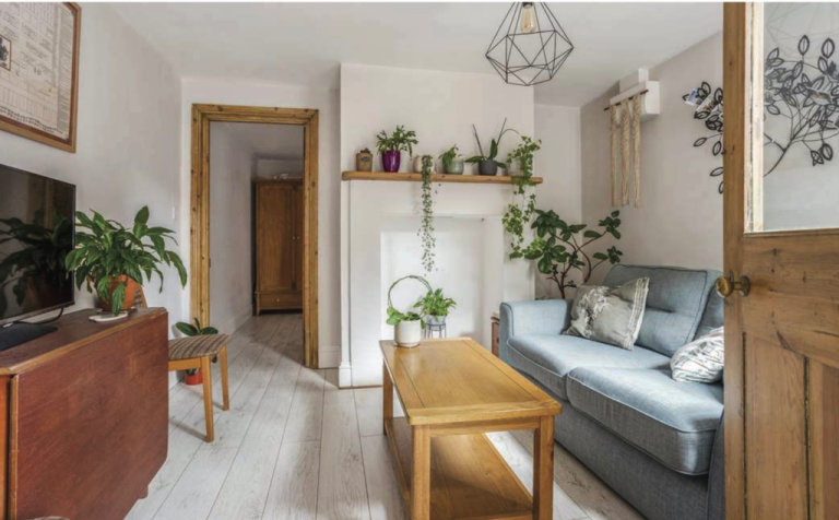 1 bedroom apartment up for rent / direct next to station 