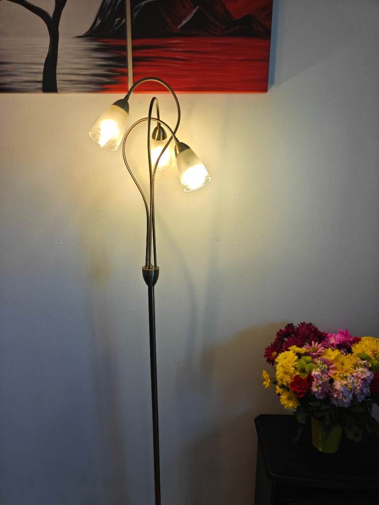 Modern 3‑Arm Floor Lamp – Warm Frosted Glass Shades