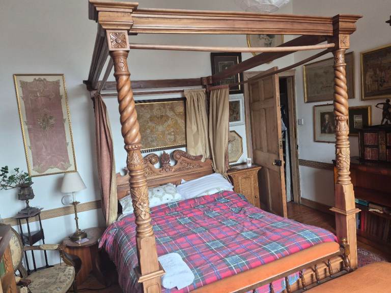 Room in Leith,  4 poster bed 